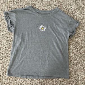 🌻SO girls size XL gray shirt with a daisy